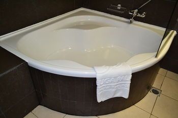Deep Soaking Bathtub